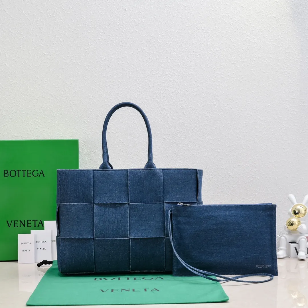 Batch 1700 BV fashionable denim large tote is here😁😁I have to sigh when I see the real thing. Fire has its own reasons🔥 It can be carried on one shoulder or cross-body. It is super practical‼ ️ Denim fabric itself is also wear-resistant and durable. The weaving process is still the same, but the use of denim material really gives people a more casual feeling, which is one of the single items integrated into the hot summer. In summer, the sea, Coca-Cola and a denim blue tote bag are the beauty within reach. Let’s go to the beach together! 	 It's wonderful together. ⛱️ Style number: 9890# Size: 40*10*28cm